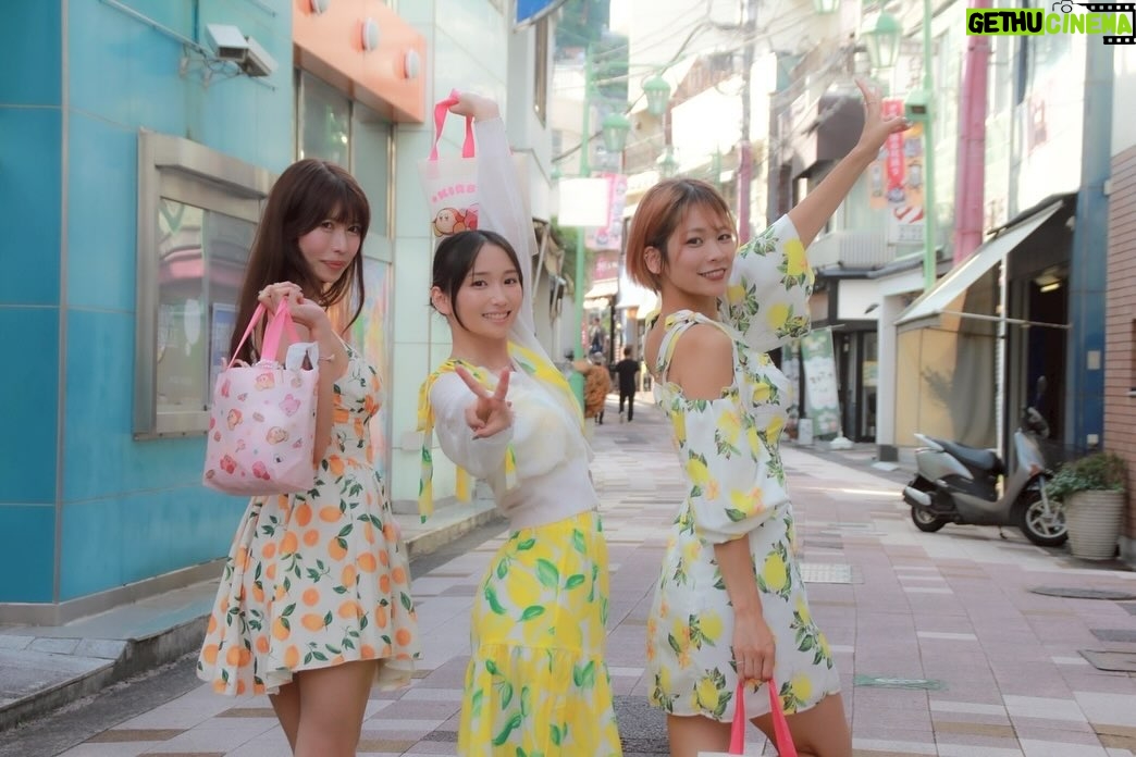 An Aono - 445 Likes - MINCの部活動　
MINCレモン部🍋
8月16日静岡県伊東市
スカイドームキネマ通りサマーナイトフェスタ
お好み焼き炎でレモンサワーガールズで登場しました♪
蒼野杏ちゃん @ann_takasugi 
愛桜みさちゃん @aira_misa0909 
百花梅ちゃん @luv_u_1226 
ー次回登場予告ー
9/20下田市　下田八幡宮「ヨイ・酔い・夜祭」
15時〜20時30分
キャストは　愛桜みさちゃん🌸です❣️

#南伊豆レモン #mincレモン部 #伊東 #キネマ通り商店街 #イベント #下田八幡宮 #下田 #ヨイ酔い夜祭