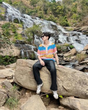An Ji Instagram - พออยู่ทะเล ก็คิดถึงน้ำตก•🌳⛰️🦦 #แองจี้ #แองจี้อาริษา