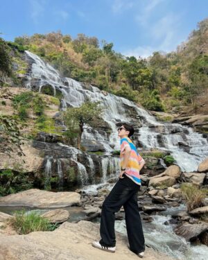 An Ji Instagram - พออยู่ทะเล ก็คิดถึงน้ำตก•🌳⛰️🦦 #แองจี้ #แองจี้อาริษา