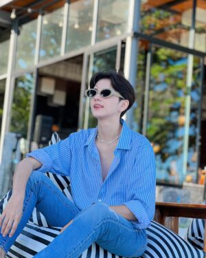 An Ji Instagram - อวดสร้อยคอออ🌚✨•~💙 #anji #jiarisa