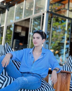 An Ji Instagram - อวดสร้อยคอออ🌚✨•~💙 #anji #jiarisa