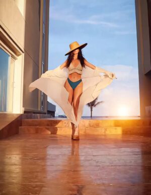 Ana Bárbara Instagram - No lloraré por ti , no me verás sufrir, aunque no es vida pues te extraño noche y día... 🎶 

#AnaBárbara #playa