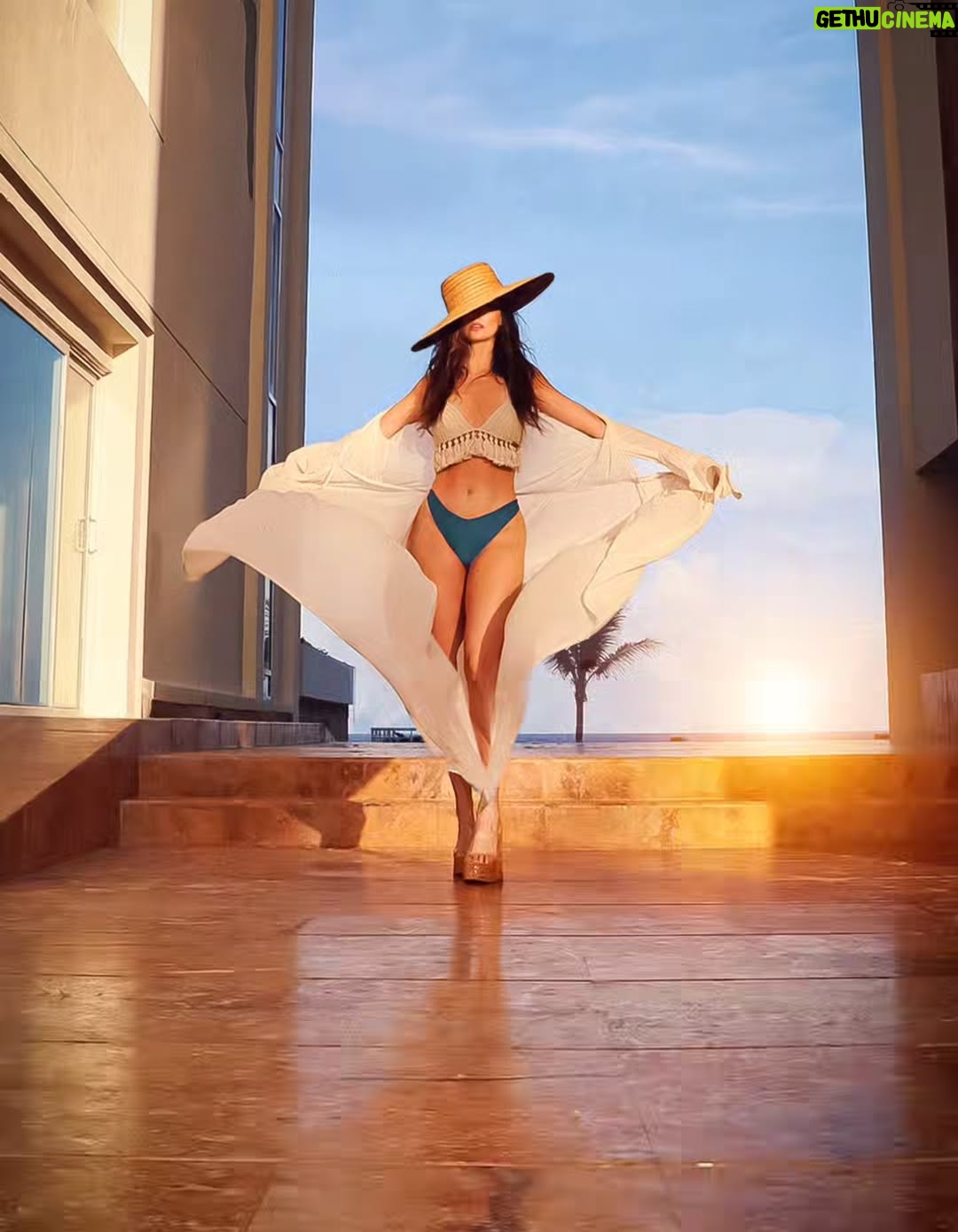 Ana Bárbara - 21.8K Likes - No lloraré por ti , no me verás sufrir, aunque no es vida pues te extraño noche y día... 🎶 

#AnaBárbara #playa