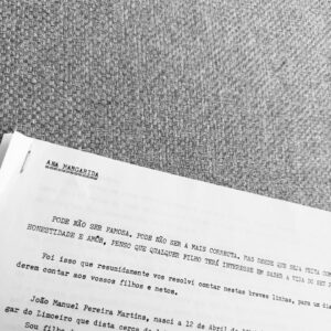 Ana Garcia Martins Instagram - “Pode não ser a mais famosa, pode não ser a mais correcta, mas desde que seja feita com honestidade e amor, penso que qualquer filho terá interesse em saber a vida do seu pai”.

Assim começa a auto-biografia que, há 30 anos, o meu pai me ofereceu. Uma coisa muito simples, escrita à máquina, mas talvez das mais especiais que alguém me deu. Não a releio desde essa altura e também não sei se será agora. Falta-me a coragem na mesma medida da falta que ele me faz, por isso está só guardada, à espera do dia. Lê-la aos 45 será muito diferente de tê-la lido aos 15, quando era tudo leveza e despreocupação. Aos 15 a vida perspectiva-se só boa, aos 45 já sabemos que não é, já se apanharam muitos desgostos e dores pelo caminho, o cinismo já nos toldou o optimismo. Conheço todo o esforço, amor e generosidade que estão nestas páginas, mas o simples gesto de tirá-las do envelope onde vivem, encolheu-me o coração. Sei que a maior parte do tempo empurro as saudades com a barriga, porque é mais fácil, mas depois há dias que me fazem voltar a querer ter seis anos para andar às cavalitas do meu pai. Hoje é um deles.

Feliz Dia do Pai.