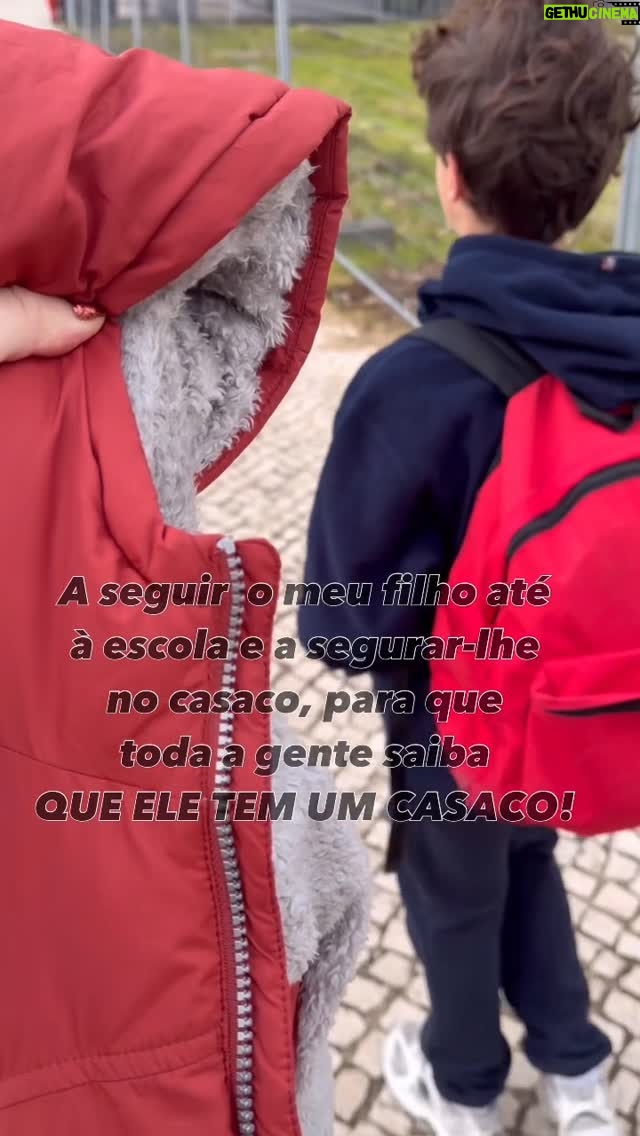 Ana Garcia Martins - 19.7K Likes - Pessoas, eu juro, ele tem casaco. Até mais do que um. Mas acho que, em 2026, os putos decidiram que não é uma coisa fixe de se usar e que o frio é psicológico. Mas ele TEM CASACO! Vários! 

Já disse que ele tem casaco?