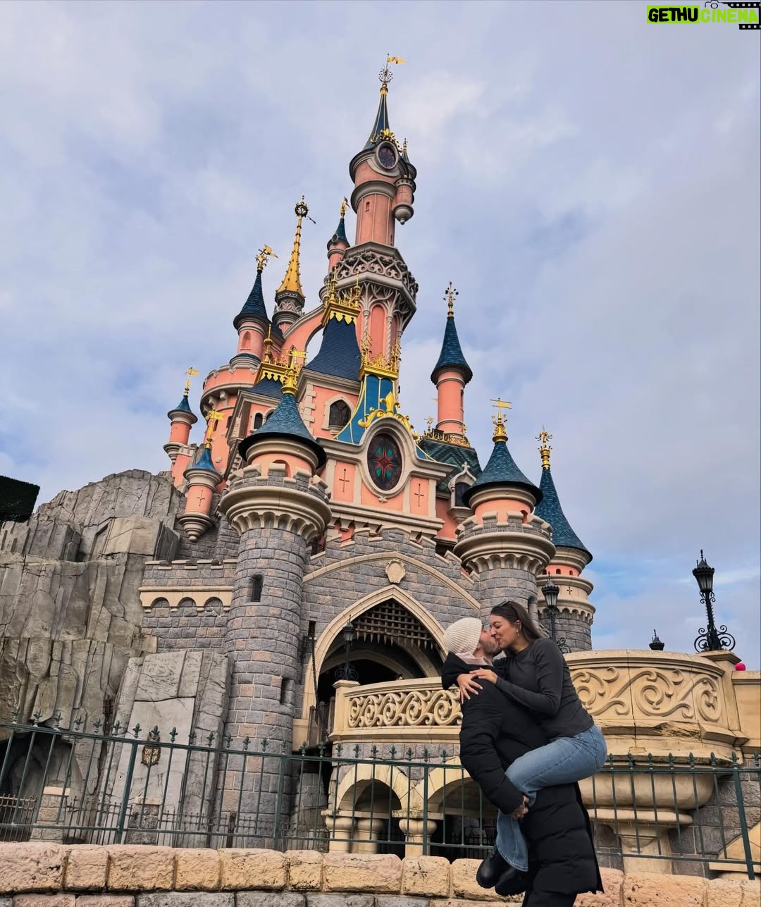 Ana Guerra - 44.6K Likes - Disney nos envolvió con su magia y nos llenó de ilusión el corazón ♥️
#Regalo @disneydestinos
