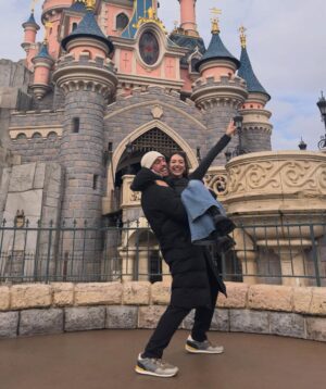 Ana Guerra Instagram - Disney nos envolvió con su magia y nos llenó de ilusión el corazón ♥️
#Regalo @disneydestinos