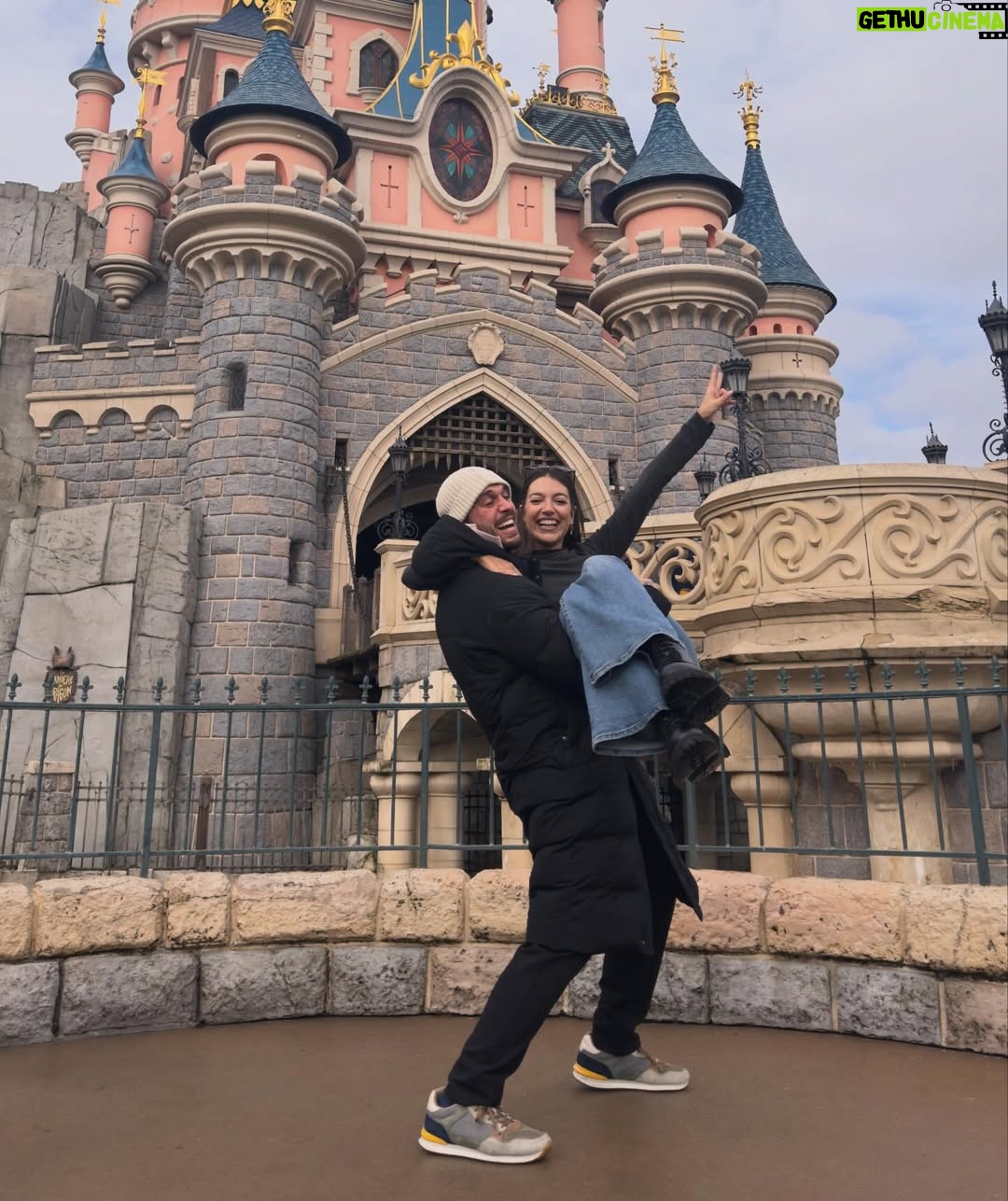Ana Guerra - 44.6K Likes - Disney nos envolvió con su magia y nos llenó de ilusión el corazón ♥️
#Regalo @disneydestinos