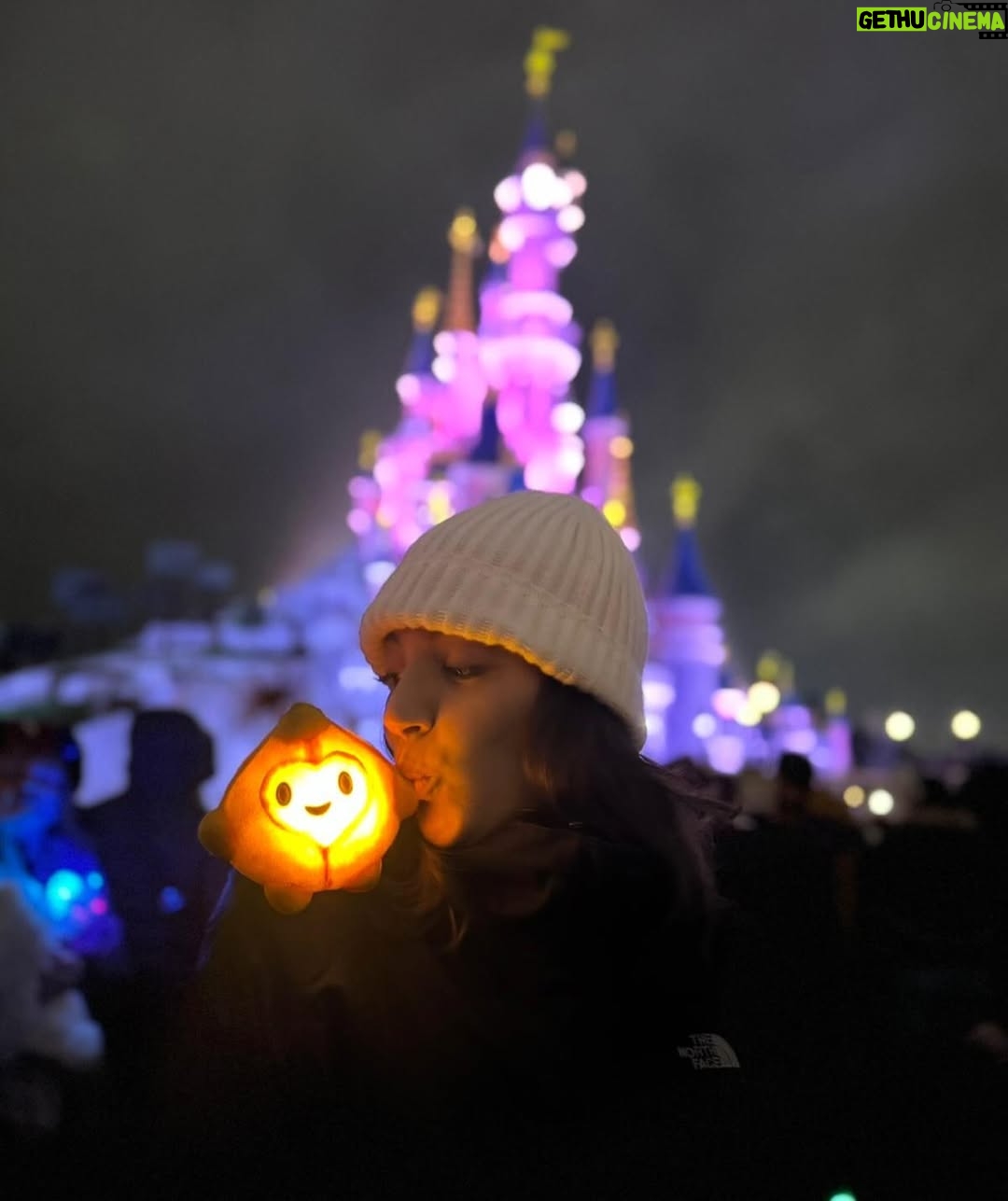 Ana Guerra - 44.6K Likes - Disney nos envolvió con su magia y nos llenó de ilusión el corazón ♥️
#Regalo @disneydestinos
