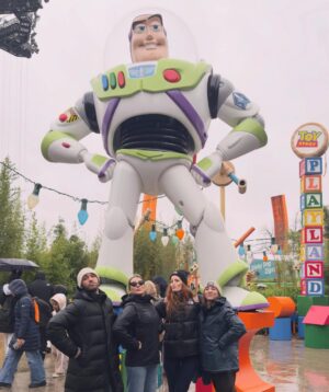 Ana Guerra Instagram - Disney nos envolvió con su magia y nos llenó de ilusión el corazón ♥️
#Regalo @disneydestinos