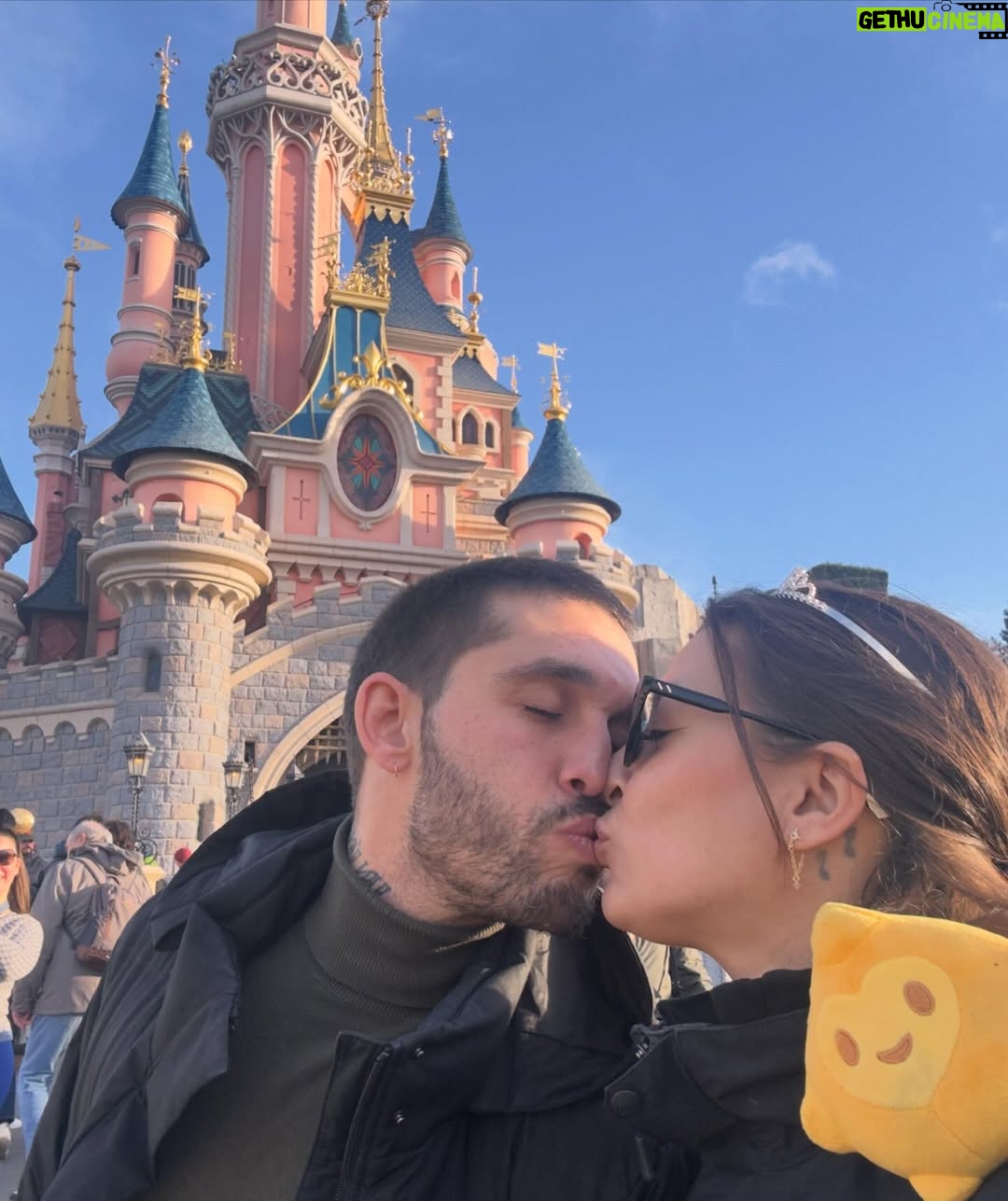 Ana Guerra - 44.6K Likes - Disney nos envolvió con su magia y nos llenó de ilusión el corazón ♥️
#Regalo @disneydestinos