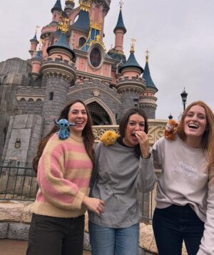 Ana Guerra Instagram - Disney nos envolvió con su magia y nos llenó de ilusión el corazón ♥️
#Regalo @disneydestinos