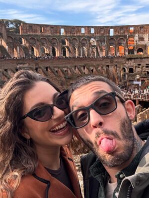 Ana Guerra Instagram - Gracias por este regalo adelantado de cumpleaños @lalias3 
Cualquier ciudad del mundo es la ciudad del amor si estoy a tu lado ♥️♥️
Feliz no San Valentín 
A ver si adivináis cuál de las fotos está hecha con IA por qué alguien perdió la moneda 🤣