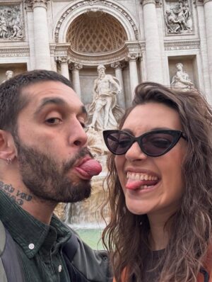 Ana Guerra Instagram - Gracias por este regalo adelantado de cumpleaños @lalias3 
Cualquier ciudad del mundo es la ciudad del amor si estoy a tu lado ♥️♥️
Feliz no San Valentín 
A ver si adivináis cuál de las fotos está hecha con IA por qué alguien perdió la moneda 🤣