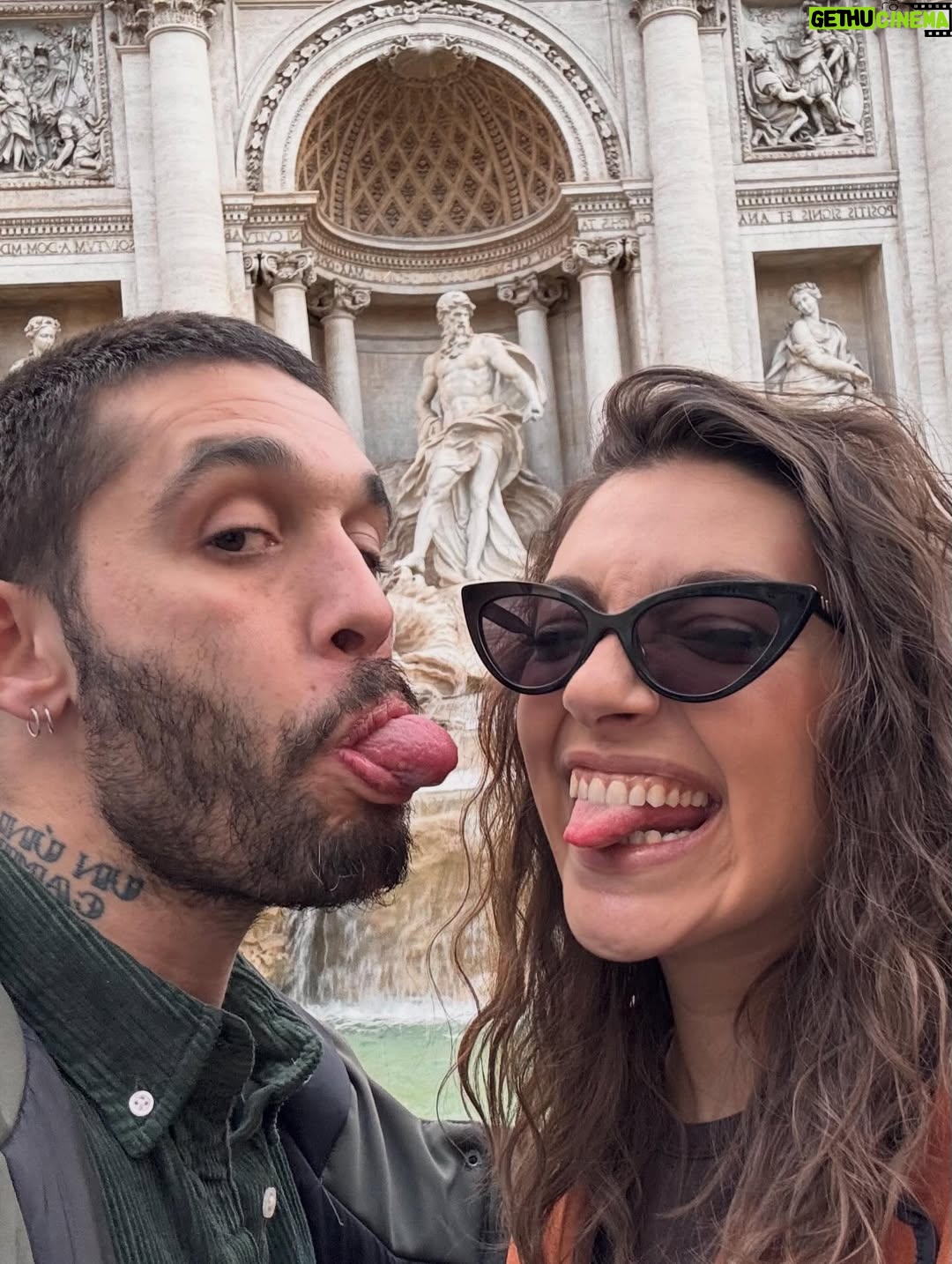 Ana Guerra - 38.8K Likes - Gracias por este regalo adelantado de cumpleaños @lalias3 
Cualquier ciudad del mundo es la ciudad del amor si estoy a tu lado ♥️♥️
Feliz no San Valentín 
A ver si adivináis cuál de las fotos está hecha con IA por qué alguien perdió la moneda 🤣