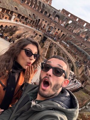Ana Guerra Instagram - Gracias por este regalo adelantado de cumpleaños @lalias3 
Cualquier ciudad del mundo es la ciudad del amor si estoy a tu lado ♥️♥️
Feliz no San Valentín 
A ver si adivináis cuál de las fotos está hecha con IA por qué alguien perdió la moneda 🤣
