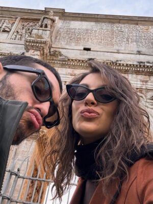Ana Guerra Instagram - Gracias por este regalo adelantado de cumpleaños @lalias3 
Cualquier ciudad del mundo es la ciudad del amor si estoy a tu lado ♥️♥️
Feliz no San Valentín 
A ver si adivináis cuál de las fotos está hecha con IA por qué alguien perdió la moneda 🤣