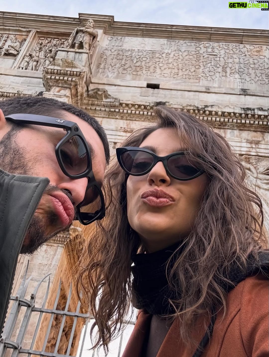 Ana Guerra - 38.8K Likes - Gracias por este regalo adelantado de cumpleaños @lalias3 
Cualquier ciudad del mundo es la ciudad del amor si estoy a tu lado ♥️♥️
Feliz no San Valentín 
A ver si adivináis cuál de las fotos está hecha con IA por qué alguien perdió la moneda 🤣