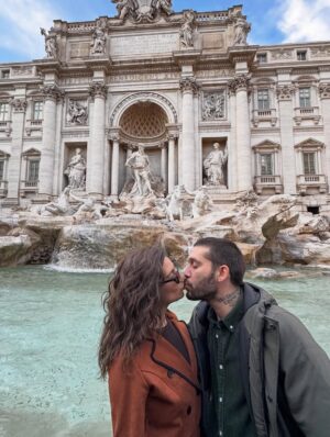 Ana Guerra Instagram - Gracias por este regalo adelantado de cumpleaños @lalias3 
Cualquier ciudad del mundo es la ciudad del amor si estoy a tu lado ♥️♥️
Feliz no San Valentín 
A ver si adivináis cuál de las fotos está hecha con IA por qué alguien perdió la moneda 🤣