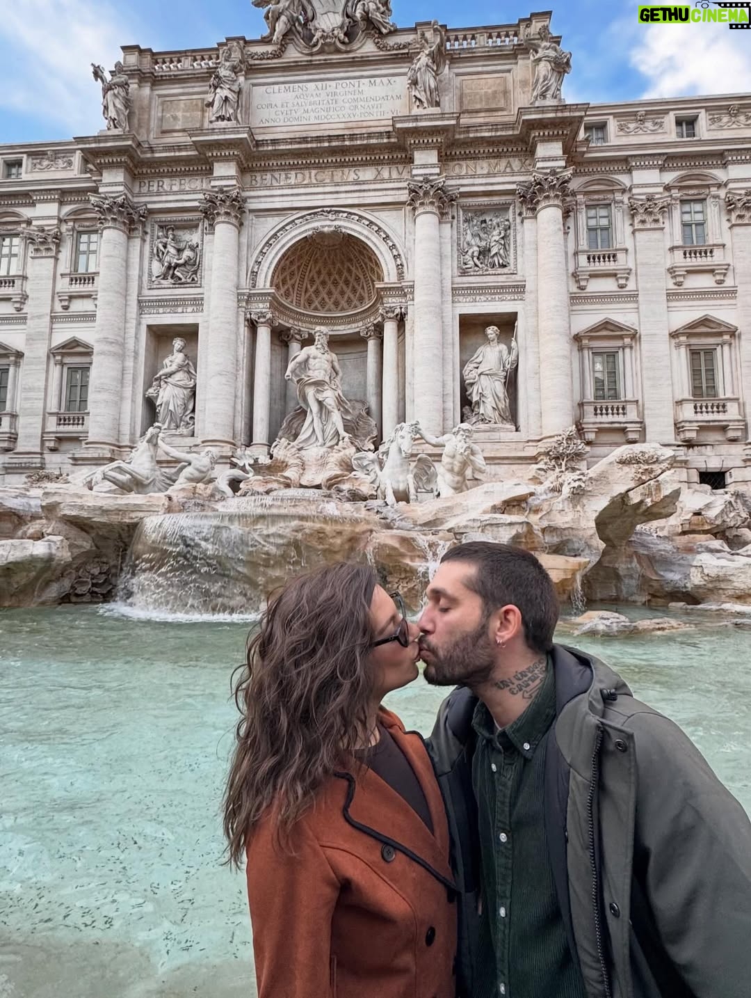 Ana Guerra - 38.8K Likes - Gracias por este regalo adelantado de cumpleaños @lalias3 
Cualquier ciudad del mundo es la ciudad del amor si estoy a tu lado ♥️♥️
Feliz no San Valentín 
A ver si adivináis cuál de las fotos está hecha con IA por qué alguien perdió la moneda 🤣