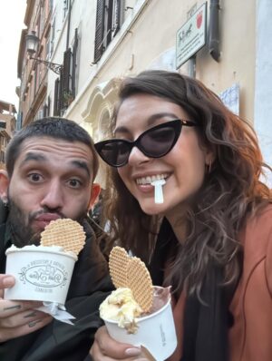 Ana Guerra Instagram - Gracias por este regalo adelantado de cumpleaños @lalias3 
Cualquier ciudad del mundo es la ciudad del amor si estoy a tu lado ♥️♥️
Feliz no San Valentín 
A ver si adivináis cuál de las fotos está hecha con IA por qué alguien perdió la moneda 🤣