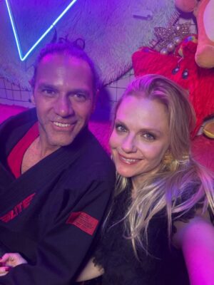 Ana Layevska Instagram - Los años pasan (26 para ser exactos) y el cariño y los recuerdos siguen intactos. que gusto haberlos visto @valentinolanus_ y @saramaldonado #eljuegodelavida #26añosdehistoria gracias infinitas por haberlo organizado @getagencia @lacalledelassirenas.club