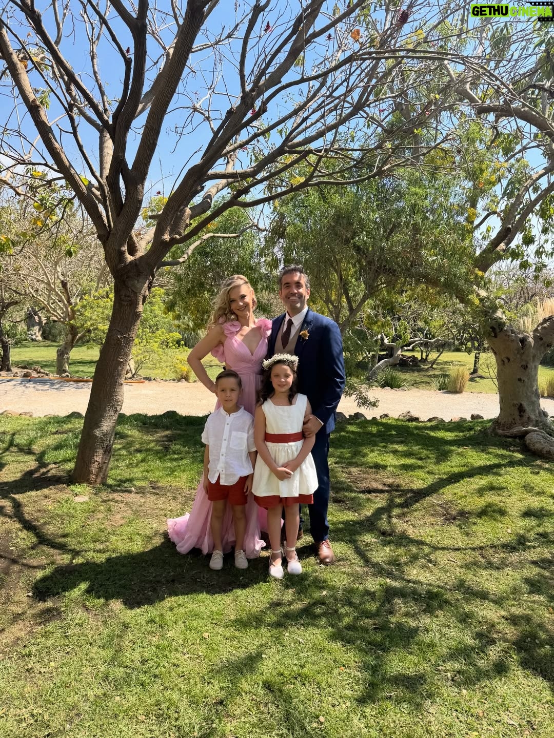 Ana Layevska - 6.3K Likes - De esos momentos inolvidables e increíblemente emocionantes en tu existencia #macayjordy @rodrimoreira @maca_moreira #jordy #wedding