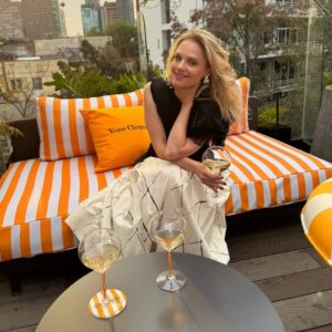 Ana Layevska Instagram - #ladolcevita Tarde de drinks @reginapavon @veuveclicquot