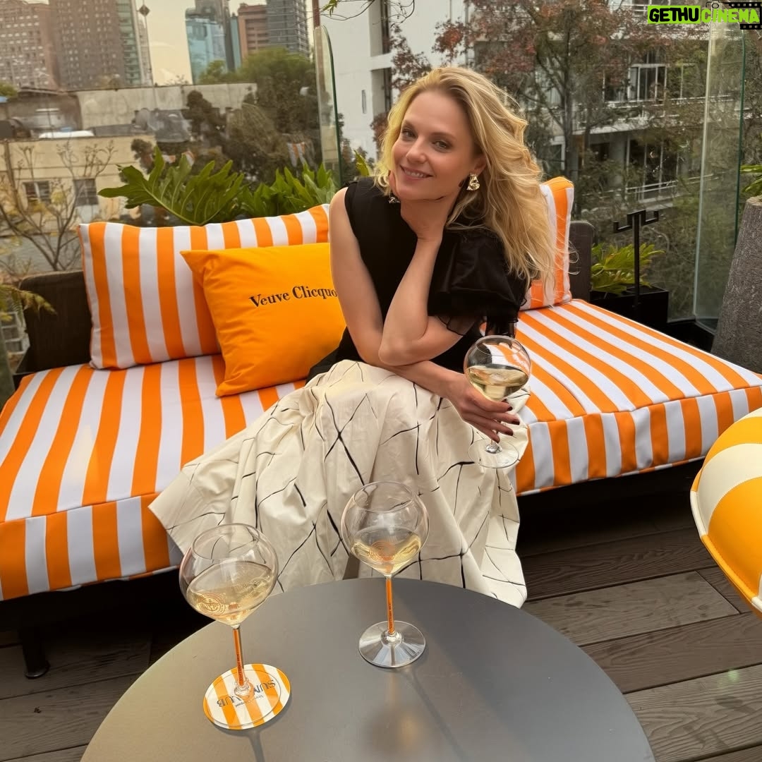 Ana Layevska - 2.2K Likes - #ladolcevita Tarde de drinks @reginapavon @veuveclicquot