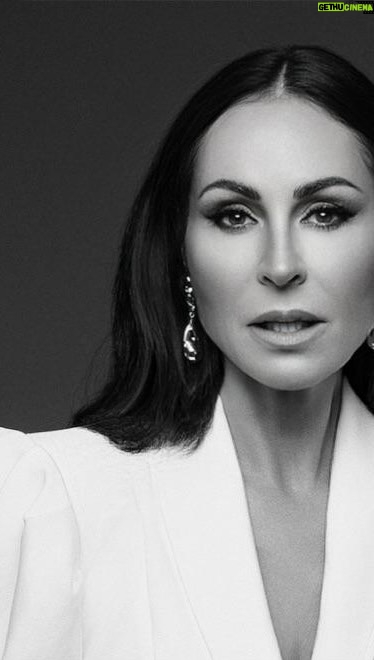 Ana Milán - 72.2K Likes - Publi✨✨Hoy he leído que el 70 % de las mujeres cree que se vuelve invisible con la edad.

Quizá lo que ocurre
no es que desaparezcamos.

Es que, cuando una mujer deja de pedir permiso para ser quien es,
ya no cabe en el lugar donde antes la querían poner. ✨

La edad no nos borra.
Nos revela. ✨
Nos enfoca.

Celébrate 🤍 Celebra tu belleza y el valor de cada etapa de la vida. 🤍
@lorealparis #LessonsOfWorth #50PlusInspiringMe