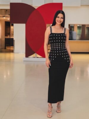 Ana Patricia Gámez Instagram - Nueva foto de perfil ❤️
Nueva casa.

Porque cuando uno se muda de país,
de hogar y de muchas cosas más…
también una se muda por dentro.

Y ahí es cuando empieza
una nueva historia ✨ 

Hoy nos vemos en @LaMesaCaliente 🔥
❤️ @Telemundo
📸 @LeandroMFoto