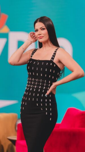 Ana Patricia Gámez Instagram - Con el corazón lleno de agradecimiento, no tengo palabras suficientes para expresar lo que siento 🫀

En un mundo de cambios, de necesidades y de tantas cosas pasando, entiendo que cada persona tiene una historia y un proceso. Hoy yo solo soy una mujer más que ha luchado y trabajado por muchos años, llevando una responsabilidad muy grande: ser cabeza de familia, mantener a mis hijos y a quienes aún tengo en México 🙏🏼

De las tantas cosas por las cuales podría agradecer hoy, definitivamente una de las más grandes es que estoy cosechando lo que sembré durante mucho tiempo: esfuerzo, dedicación y entrega.

Y aunque la vida me ha golpeado en muchas y repetidas ocasiones, siempre he tratado de dar y mostrar lo mejor de mí. Porque sé que no soy la única, ni la primera, ni la última. Rendirse no es una opción.

@Telemundo me ha dado una nueva oportunidad de acompañarlos a ustedes, quienes aún buscan en la televisión un momento de distracción: algo alegre, ameno y divertido. Gracias @Ric_Garcia_Tel por creer en mí 🙏🏼

Gracias también al público que me ha seguido por tantos años, por su cariño y su apoyo 🥹🫂

Si puedo sumar buena vibra y alegría, y ustedes me permiten entrar nuevamente a sus hogares… me sentiré profundamente realizada 🙏🏼❤️

A todos los que en algún momento fueron mis compañeros y con quienes hoy tuve la alegría de reencontrarme, gracias por haber hecho de este día uno de los mejores 🫂.
Y a quienes aún no tenía el placer de conocer, pero me regalaron una sonrisa, un abrazo y una bienvenida tan cálida… gracias por hacerme sentir en casa desde el primer momento.

Los comienzos siempre se sienten mejor cuando están rodeados de personas con buena energía. Hoy me voy con el corazón lleno y con mucha ilusión por todo lo que viene. 🙏🏼🙌🏼