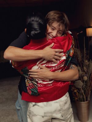Ana Tijoux Instagram - Gracias infinitas al público por tan linda energía. 
No hay palabras capaz de describir la emoción.
Me fui con el corazón llenito ⭐️🎤🔥

Y gracias a ti  @paulolondra , que bello sentir tu humildad y entrega. Tienes un equipo hermoso que te acompaña. 
Salud por ellos!! 

Que la música nos siga abrazando por muchos años❤️❤️❤️que lo mejor está por venir!

Foto de la real OG @inti.gajardo.g
Styling  @cmanci 🫶🏽
Pantalón @lienzo_nuevo 💋
Gracias @12narecicla por la rapidez 🫰🏽