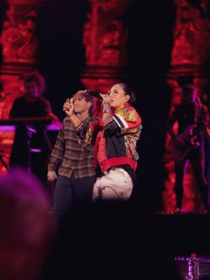 Ana Tijoux Instagram - Gracias infinitas al público por tan linda energía. 
No hay palabras capaz de describir la emoción.
Me fui con el corazón llenito ⭐️🎤🔥

Y gracias a ti  @paulolondra , que bello sentir tu humildad y entrega. Tienes un equipo hermoso que te acompaña. 
Salud por ellos!! 

Que la música nos siga abrazando por muchos años❤️❤️❤️que lo mejor está por venir!

Foto de la real OG @inti.gajardo.g
Styling  @cmanci 🫶🏽
Pantalón @lienzo_nuevo 💋
Gracias @12narecicla por la rapidez 🫰🏽