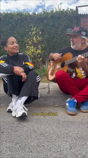 Ana Tijoux Instagram - Solo quiero caminar con dignidad ❤️🔥
Mi verdad 🎤
Gracias al maestro @raulcespedes.musica por acompañarme con su guitarra 🫂