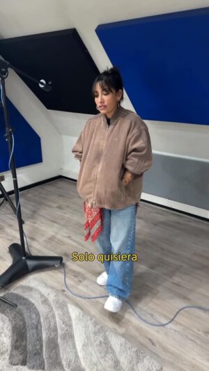 Ana Tijoux Instagram - A Veces tienes que hacer contigo las pases…🫂
A veces 🎤
Gracias @thelinecl ❤️🔥 por este bello outfit.