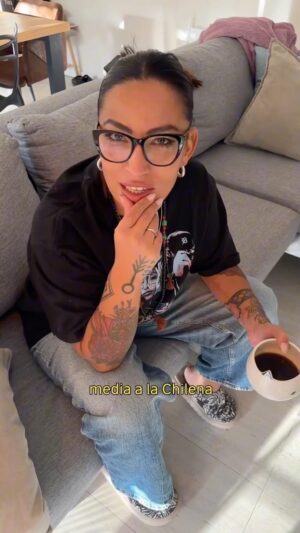 Ana Tijoux Instagram - Como era ser rapera en los 90s?
Gracias a todas poetas, colegas por llenar de versos y rimas este mundo distopico.
Por llenar de versos el universo.
Por abrimos camino entre todas y llenar de flow la escena.
Por la inspiración, por la hermandad y ser colectivo.
Sigamos juntas más fuertes que nunca en este día 8M y en todos los días que nos mecen.
A seguir rimando más fuerte que nunca!
El RAP también tiene nombre de MUJER 💜