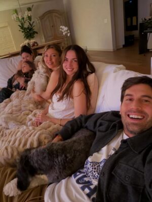 Ana de Armas Instagram - Thanksgiving with some of my favorite people… 🌸🥂✨🥧🌺💕🥰🌙🍋