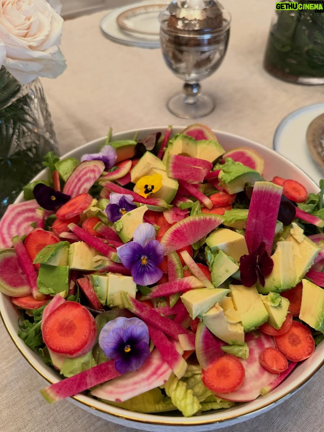Ana de Armas - 2 Million Likes - Thanksgiving with some of my favorite people… 🌸🥂✨🥧🌺💕🥰🌙🍋