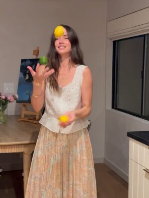 Ana de Armas Instagram - Thanksgiving with some of my favorite people… 🌸🥂✨🥧🌺💕🥰🌙🍋