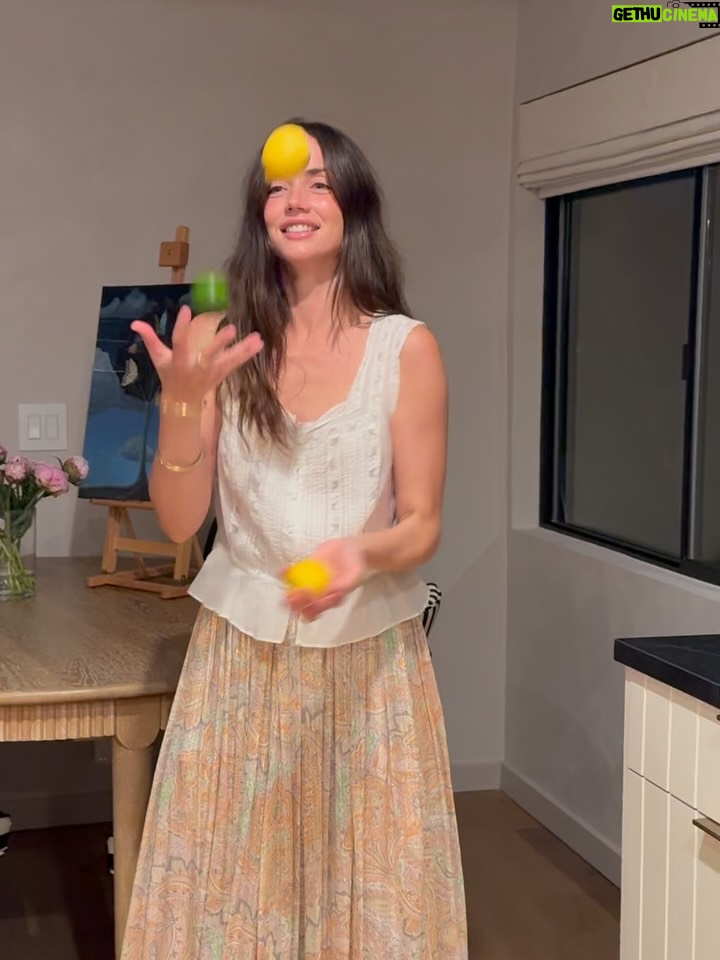 Ana de Armas - 2 Million Likes - Thanksgiving with some of my favorite people… 🌸🥂✨🥧🌺💕🥰🌙🍋