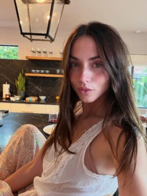 Ana de Armas Instagram - Thanksgiving with some of my favorite people… 🌸🥂✨🥧🌺💕🥰🌙🍋