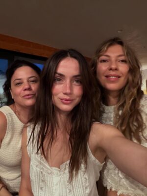 Ana de Armas Instagram - Thanksgiving with some of my favorite people… 🌸🥂✨🥧🌺💕🥰🌙🍋