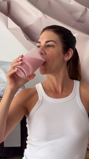 Anahí de Cardenas Instagram - Aquí te dejo una idea de snack o desayuno mega fácil con el nuevo yogurt de @laiveperu
#recetas #verano #laiveperu #publicidad