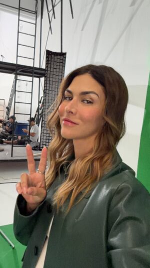 Anahí de Cardenas Instagram - Y si, a veces hay que fingir demencia e ir para delante. Porque si paras a pensar, perdiste. Esa voz que juzga y te dice que no estás lista, que no estás preparada aparece en los peores momentos. Importante, no escucharla. Métele turbo mami. Si puedes. 💪🏼🔥
#motivacion #humor #demente