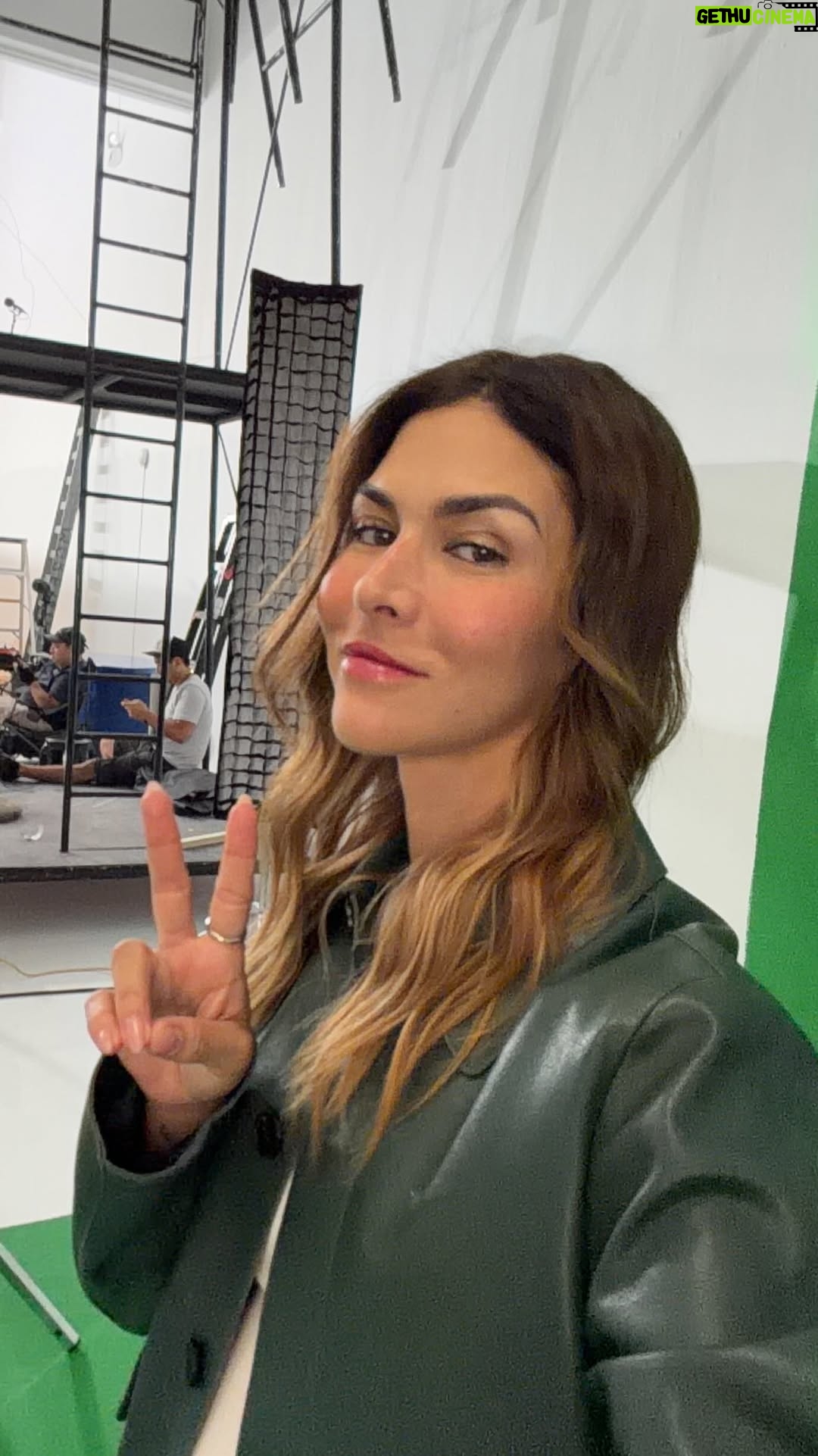 Anahí de Cardenas - 5.1K Likes - Y si, a veces hay que fingir demencia e ir para delante. Porque si paras a pensar, perdiste. Esa voz que juzga y te dice que no estás lista, que no estás preparada aparece en los peores momentos. Importante, no escucharla. Métele turbo mami. Si puedes. 💪🏼🔥

#motivacion #humor #demente