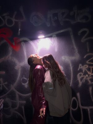Anaïs Camizuli Instagram - Parce que les années passent … chacun fait sa route , mais le cœur n’oublie pas . Jamais 🤍 

10 ans plus tard . Finalement rien n’a changé .