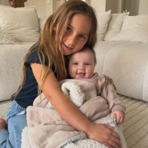 Anaïs Sanson Instagram - L’impression de revenir 6 ans en arrière,la ressemble🤍🥹

#family#familytime#mesfilles#babylove#baby