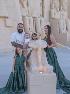 Anaïs Sanson Instagram - Quelques photos de nous en Égypte 🤍
Qu’est ce que je les aime 🥹🫶🏻🫶🏻

#family#familyfirst#familylove#famille