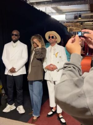 Andra Day Instagram - TY! @livekellyandmark for having us 🙏🏾🤎
New @wyclefjean @liltunechi otw 🔥
Sry lotta slides lol Last slide skinnn
Special thank u to @thefrankieshop & @flordemariacollection
Glam:
@therealwourivice
@porschefabulous
@iamhairbyhe